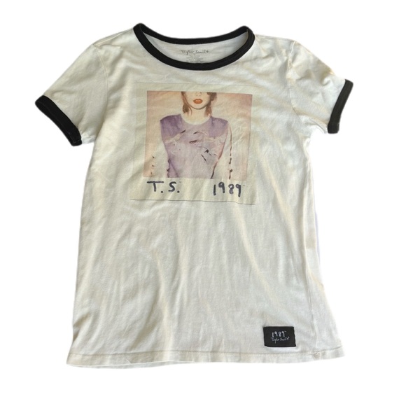 Taylor Swift Tops - Authentic Taylor Swift 1989 Tour Tshirt Size medium